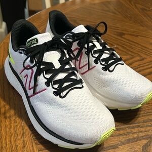 New Balance fresh foam size 8.5 color is white/pink/lime and they are like new